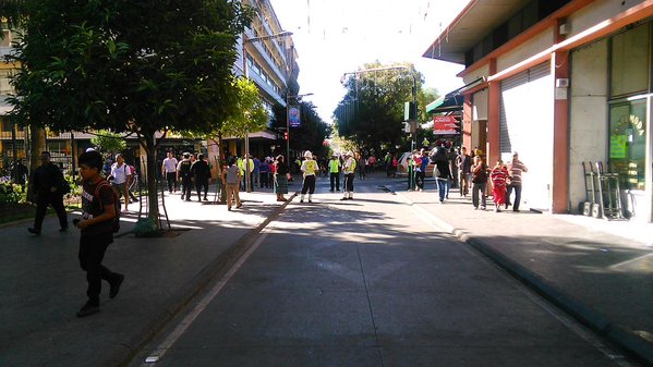 Agentes de la Policia Municipal de Guatemala custodian el Paseo de la Sexta Avenida. (Foto Prensa Libre: Carlos Álvarez)