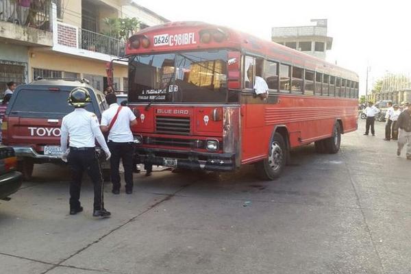Bomberos Voluntarios confirman la muerte del piloto y ayudante del bus en Santa Faz, zona 6. (Foto Prensa Libre: CVB)<br _mce_bogus="1"/>