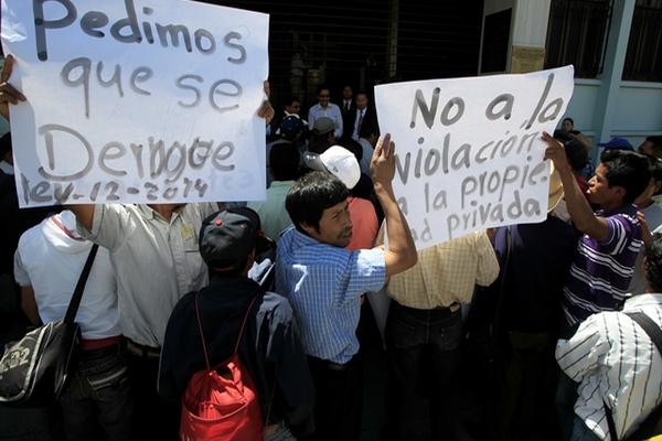 Alcaldes protestan frente a la CC, luego de haber presentado recursos contra ley. (Foto Prensa Libre: Archivo)