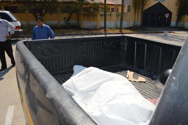 Autoridades trasladan el cadáver de Ofelia Castro Lux a la morgue ubicada en la cuidad de Huehuetenango. (Foto Prensa Libre: Mike Castillo)