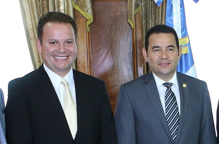 Manuel Espina, presidente de Guatemala Próspera, y el gobernante Jimmy Morales. (Foto Prensa Libre: Hemeroteca PL)