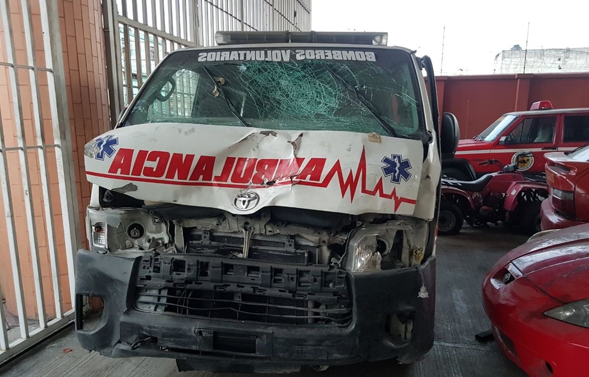 Ambulancia que fue chocada en mayo último, no puede ser reparada por un proceso legal vigente. (Foto Prensa Libre: Cortesía).