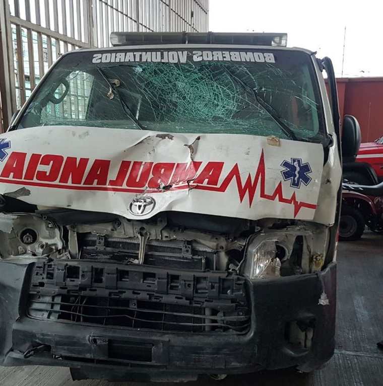 Ambulancia que fue chocada en mayo último, no puede ser reparada por un proceso legal vigente. (Foto Prensa Libre: Cortesía).