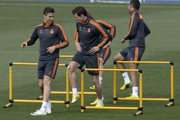 Cristiano Ronaldo se entrena junto con sus compañeros previo al duelo de semifinales de Champions. (Foto Prensa Libre: AP)