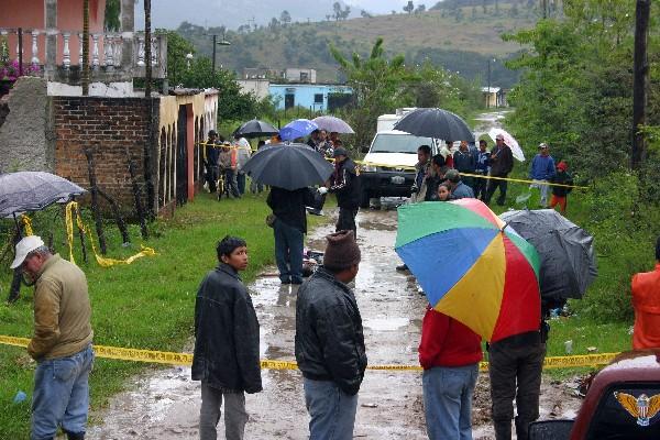 Curiosos observan el lugar en donde murió Hernández Flores, en Jalapa.