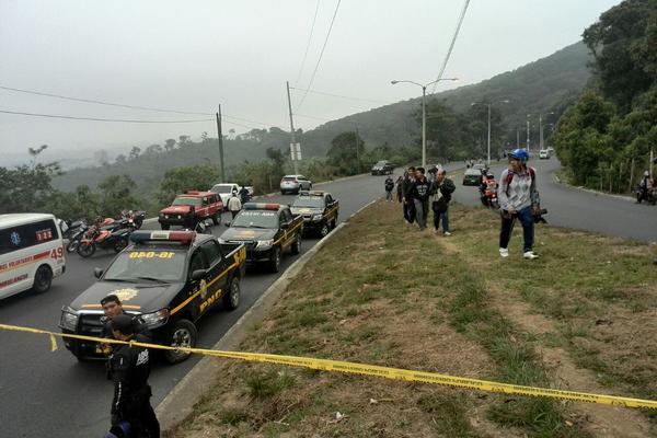 Escena donde fueron localizaron los cadáveres de tres hombres con señales de violencia en la zona 4 de Mixco. (Foto Prensa Libre: E. Paredes)<br _mce_bogus="1"/>