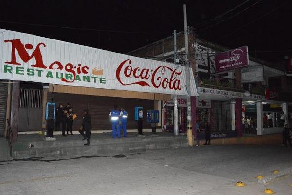 Agentes del MP y PNC trabajan en la escena del crimen. (Foto Prensa Libre: Víctor Gómez)<br _mce_bogus="1"/>