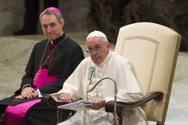 Papa Francisco conversó con los niños del coro en la Ciudad del Vaticano. (Foto Prensa Libre: EFE)