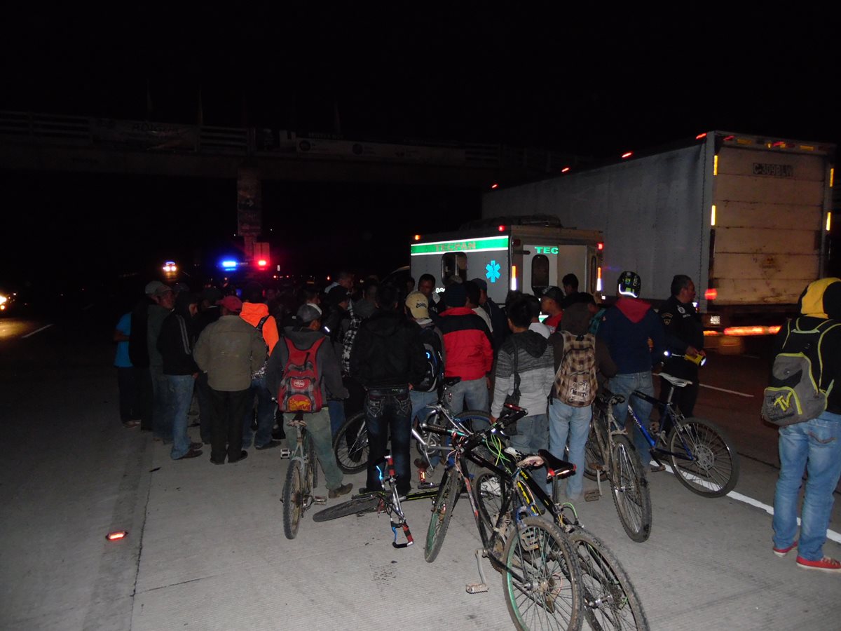 El cadáver quedó tendido sobre la cinta asfáltica. (Foto Prensa Libre: José Rosales)