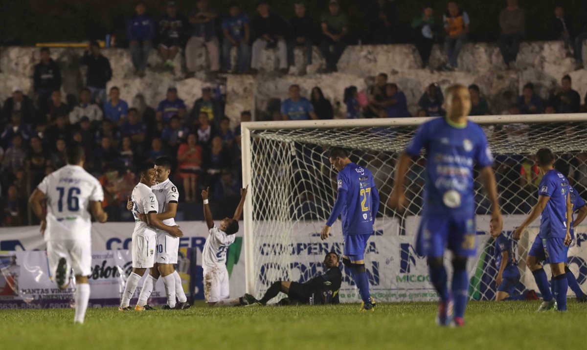 La última vez que los albos celebraron en el estadio Verapaz fue en noviembre del 2016. (Foto Prensa Libre: Francisco Sánchez)