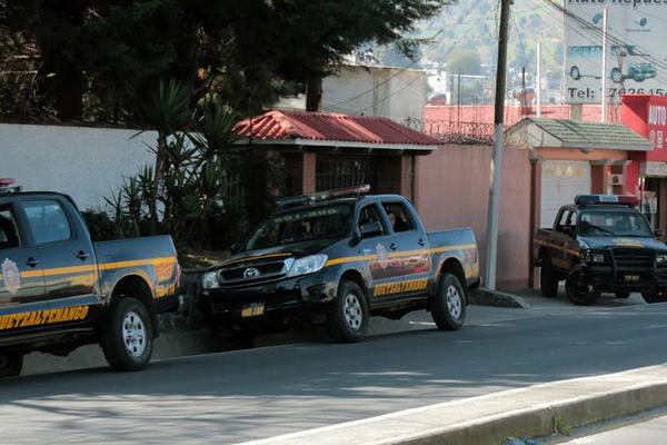 Autopatrullas custodian el ingreso a la residencia de la funcionaria en San Mateo, Quetzaltenango. (Foto Prensa Libre: Carlos Ventura)<br _mce_bogus="1"/>