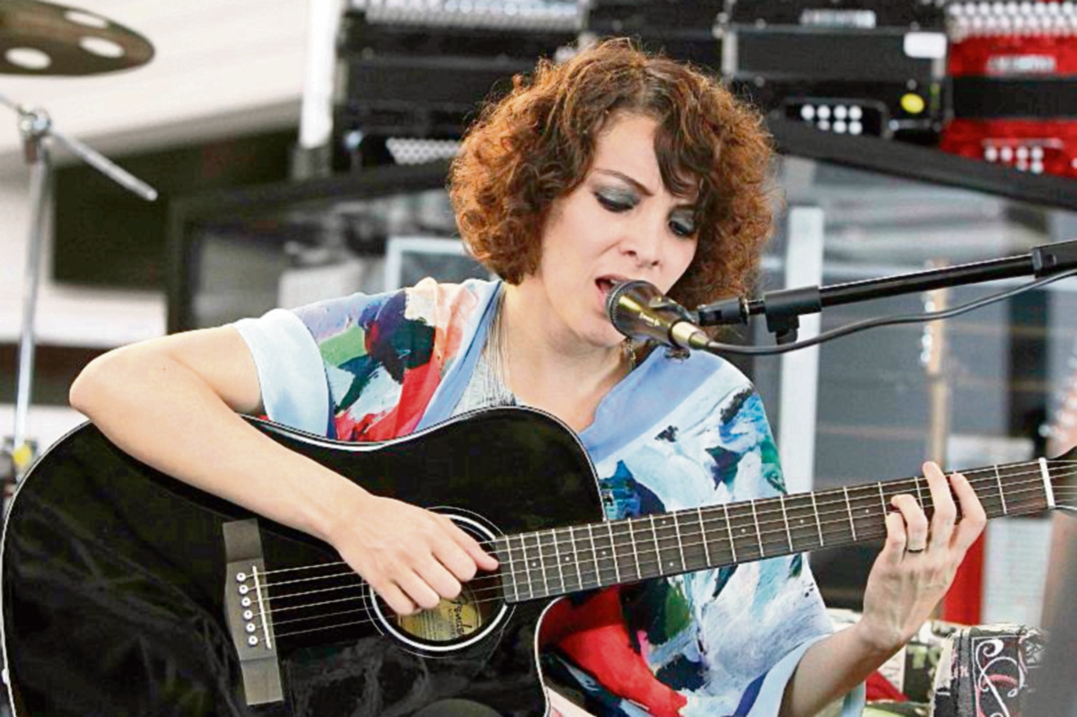 Gaby Moreno interpreta a su estilo la canción de cuna A la rorro niño. (Foto Prensa Libre: EFE)
