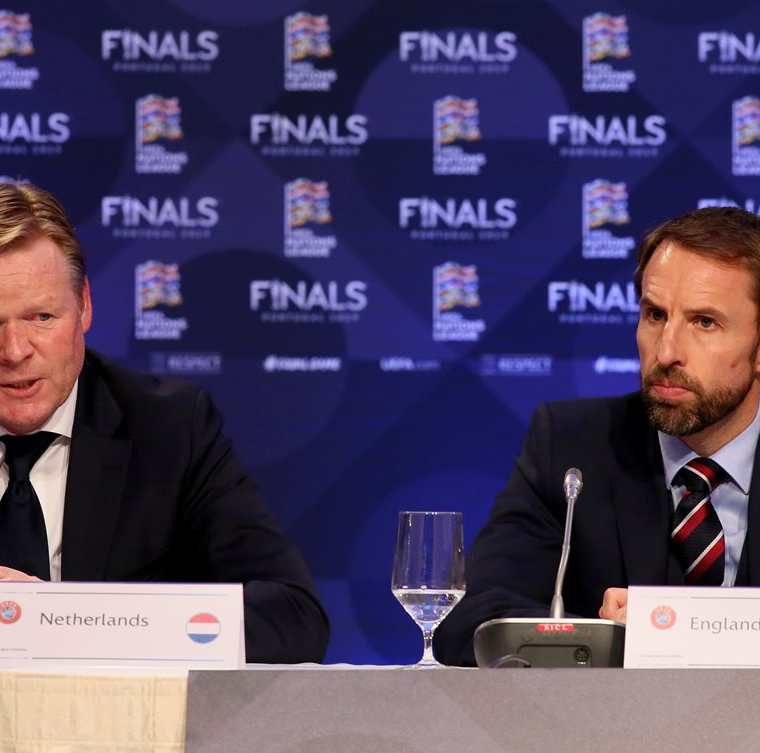 Ronald Koeman, entrenador de Holanda y Gareth Southgate, su par de Inglaterra durante la conferencia de prensa después de conocerse que sus selecciones se enfrentarán por un pase a la final de la Liga de Naciones de la Uefa. (Foto Prensa Libre: AFP)