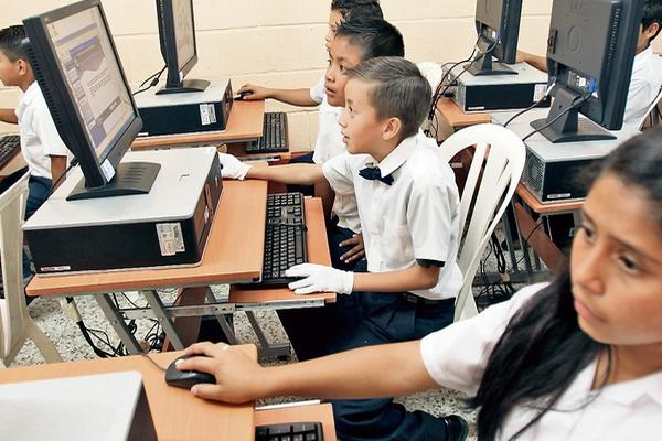 Hay más de 32 mil escuelas en el país. En mil 653 hay computadoras; pero, de esas, solo en 193 tienen conexión a internet. (Foto Prensa Libre: Archivo)