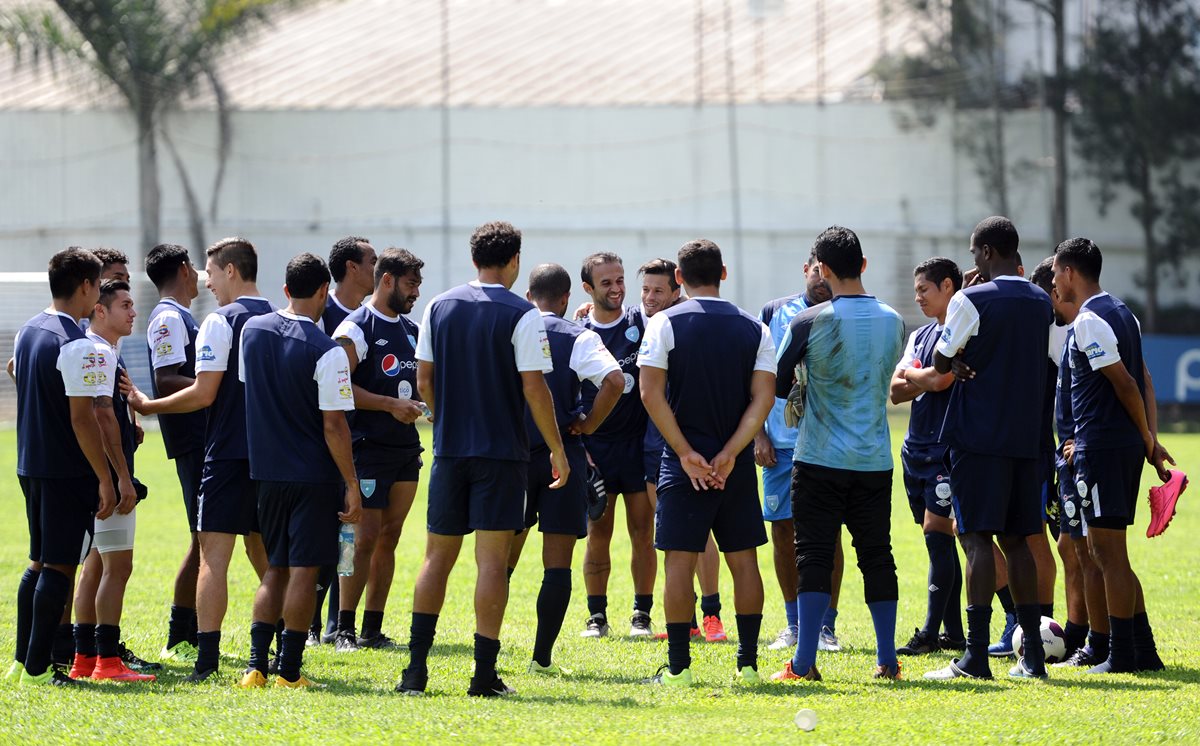 Buen ambiente se percibió en el entrenamiento matutino de la Selección Nacional en el Proyecto Goal, y con optimismo para el juego de esta noche. (Foto Prensa Libre: Francisco Sánchez)