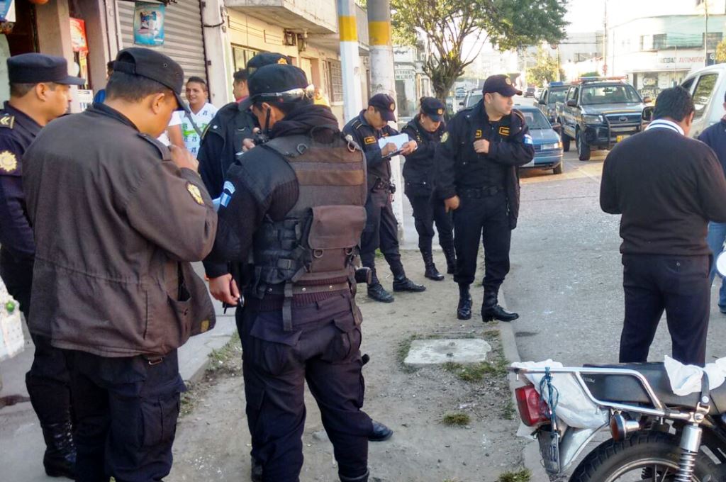 El robo del vehículo ocurrió frente a una tienda que se ubica cerca de la estación de Bomberos Voluntarios, en la zona 3 capitalina. (Foto Prensa Libre: Cortesía)