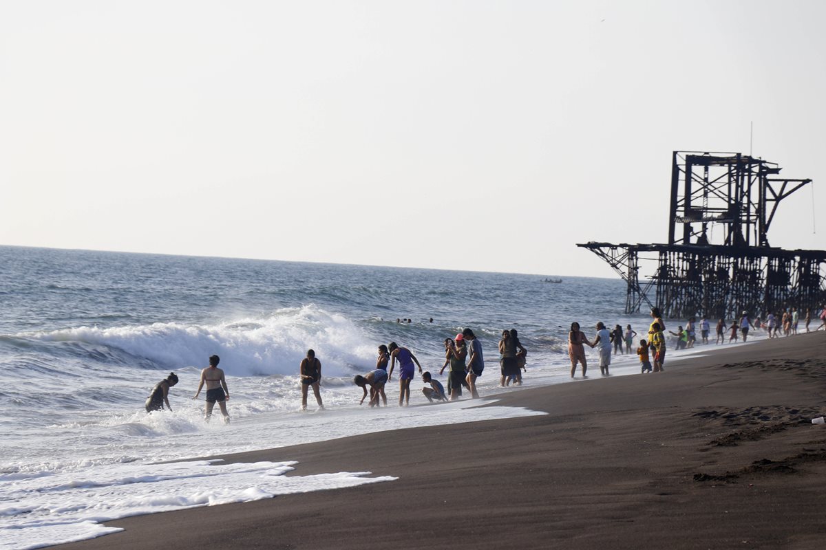 Turistas disfrutan de la playa en Champerico, Retalhuleu. (Foto Prensa Libre: Rolando Miranda)
