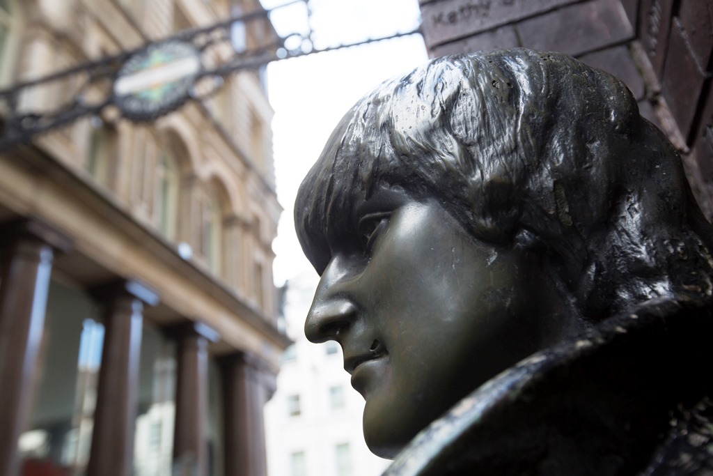 Una estatua de John Lennon está ubicada en Mathew Street en Liverpool, Inglaterra. (Foto Prensa Libre: AP)