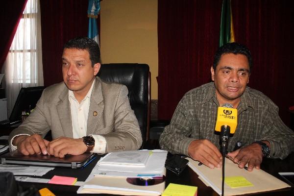 El gobernador Antonio López Rojas y Vayron Herrera,  delegado de Copredeh, informan sobre conflicto.