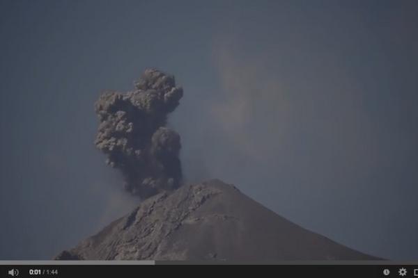 El volcán de Fuego presentó este lunes varias explosiones fuertes y moderadas. (Foto Prensa Libre)