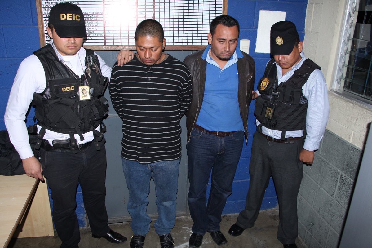 Los detenidos habrían cometido un robo en una vivienda de Mixco. (Foto Prensa Libre: PNC)