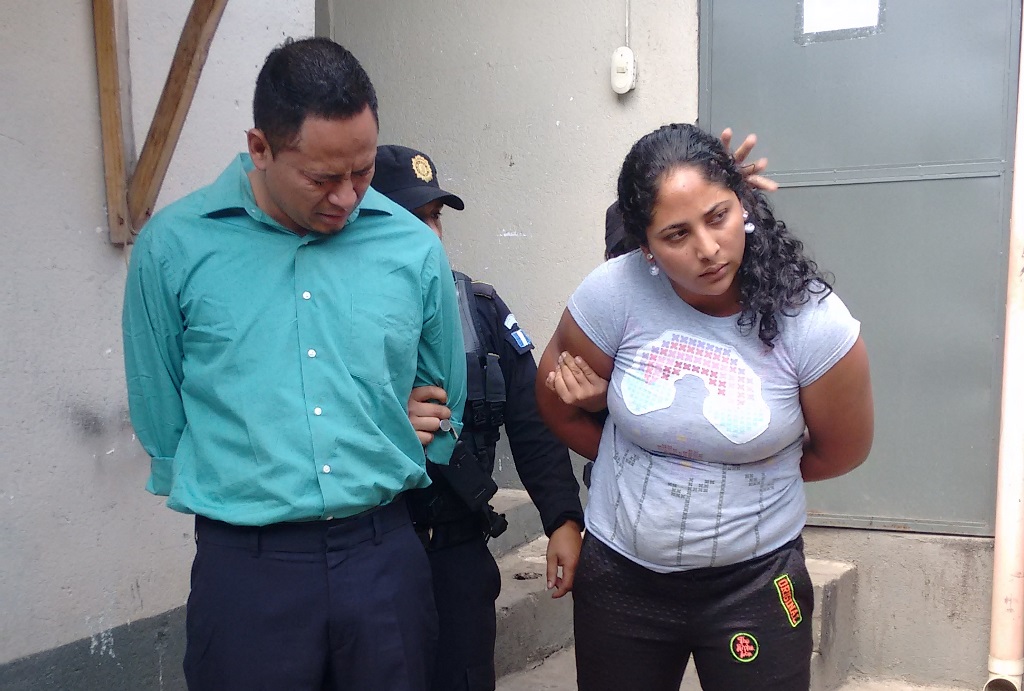 Los presuntos estafadores son llevados a la subestación de la PNC en Barberena, Santa Rosa. (Foto Prensa Libre: Oswaldo Cardona).