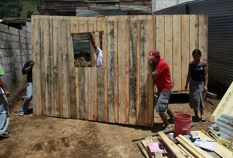 Voluntarios construyen una de las casas de Techo Guatemala. (Foto Prensa Libre: Álvaro Interiano)