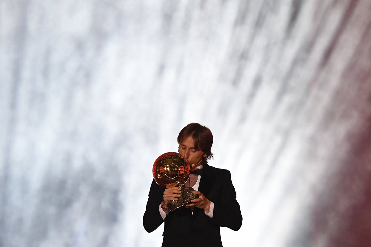 El croata Luka Modric en el momento de recibir el Balón de Oro 2018. (Foto Prensa Libre: AFP)