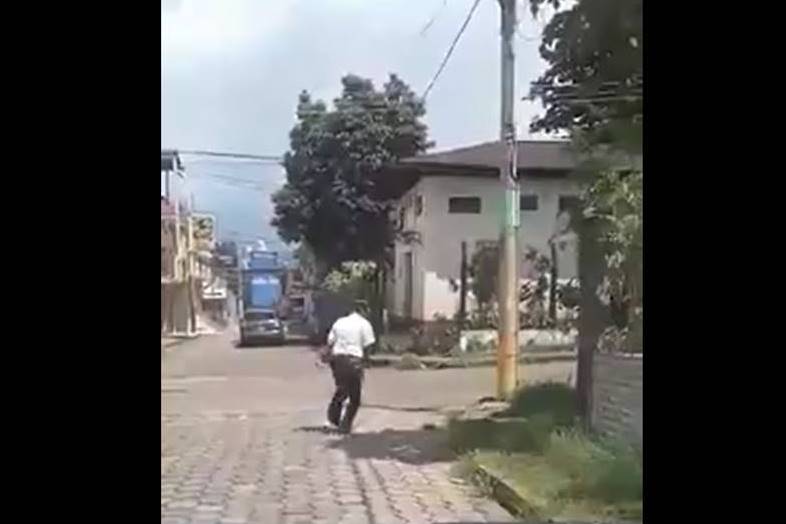 Agente de la Policía Municipal de Coatepeque es grabado en aparente estado de ebriedad. (Foto Prensa Libre)