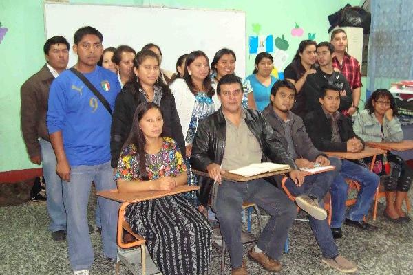 estudiantes  de la extensión  de Chimaltenango  se oponen al cierre de centros de estudio.