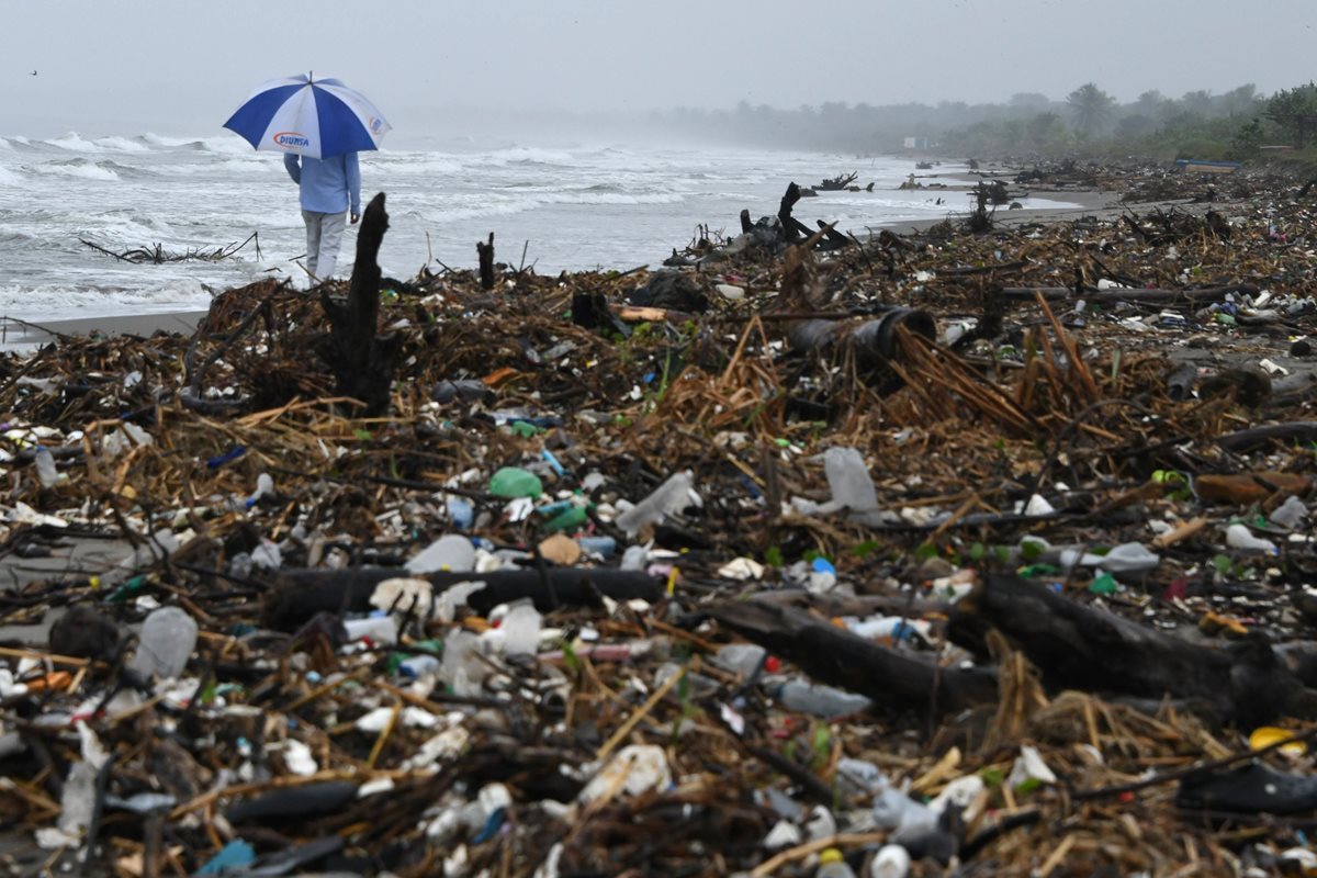 La basura acumulada en el Caribe hondureño avizora una crisis ambiental, dicen expertos. (Foto Prensa Libre: AFP)