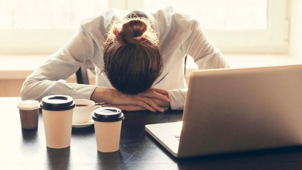 Numerosos estudios dicen que la falta de sueño afecta seriamente el rendimiento de una persona en el trabajo. (THINKSTOCK)