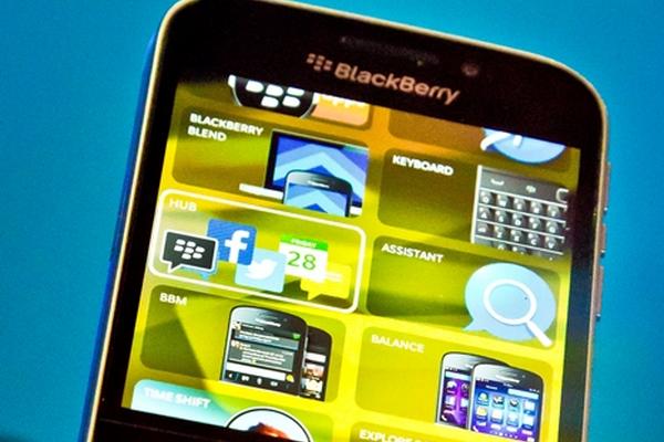 El Blackberry Classic tiene teclado físico y una pantalla táctil de 3.5 pulgadas. Su diseño es similar a la famosa línea Bold. (Foto Prensa Libre: AP)