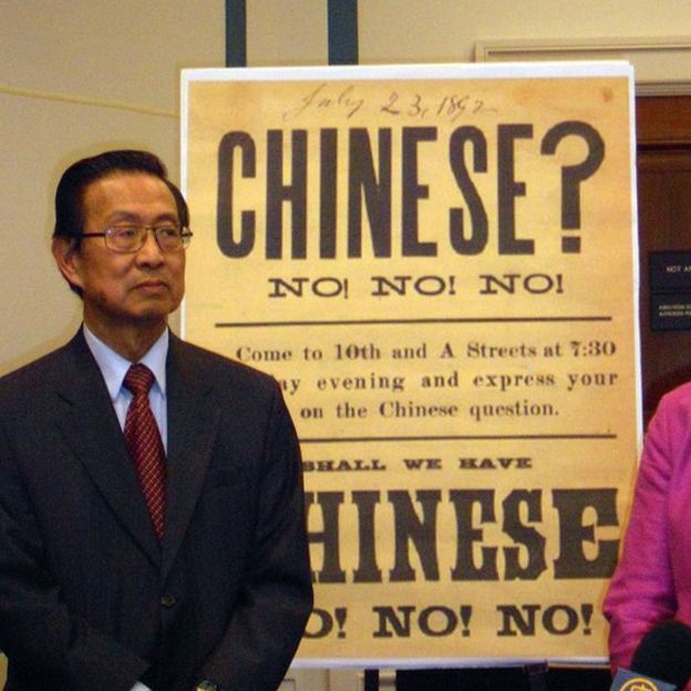En 2011, una coalición de grupos de DD.HH., llamada Proyecto de 1882, presentó una propuesta para que EE.UU. declarara que lamentaba la Ley de Exclusión de Chinos. En esta foto, el presidente de la iniciativa, Michael Lin, tenía detrás la reproducción de un cartel de 1892 que decía: "¿Chinos? NO!, NO!, NO! ¿Deberíamos tener chinos? NO! NO! NO!" AFP