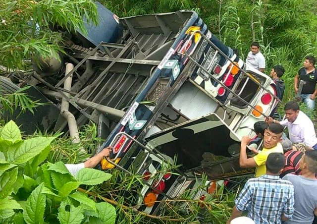Pobladores de la Democracia, Huehuetenango, ayudan a rescatar pasajeros atrapados en autobús accidentado. (Foto Prensa Libre: Mike Castillo)