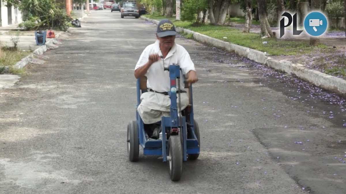 Miguel Ángel Ortiz trabaja como lustrador pese a haber perdido las piernas a causa de la diabetes (Foto Prensa Libre: Luis Velásquez).