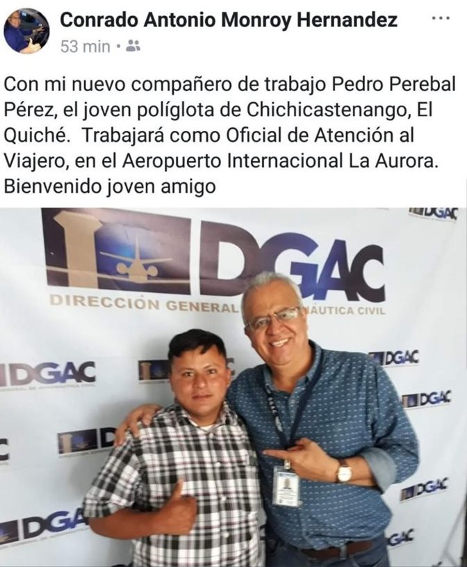 Conrado Monroy, vocero de DGAC, se tomó una fotografía con el joven políglota.  (Foto Prensa Libre: Cortesía DGAC)