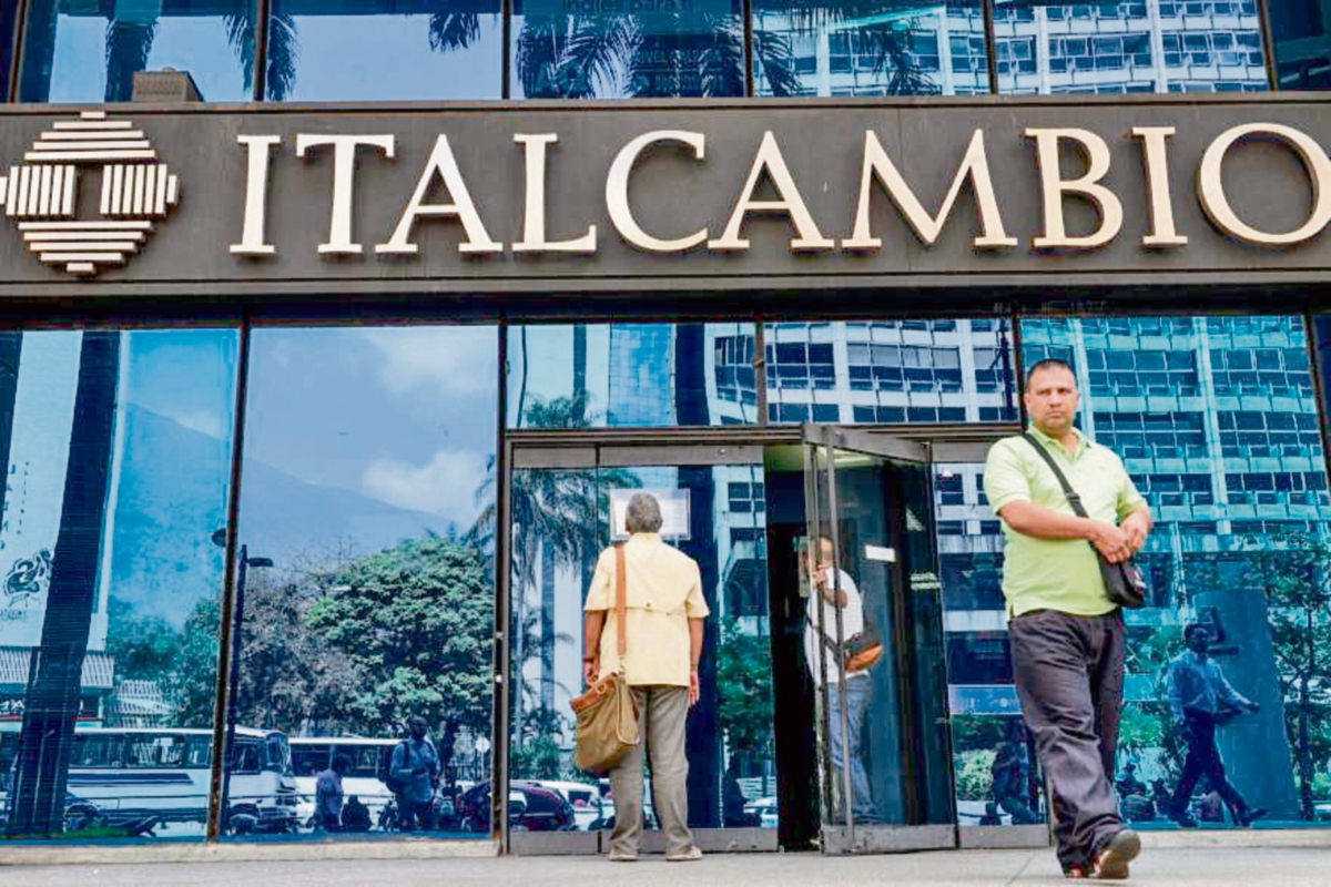 Autoridades de algunas casas de cambio, como Italcambio, afinaban ayer los procesos del sistema. (Foto Prensa Libre: AFP)