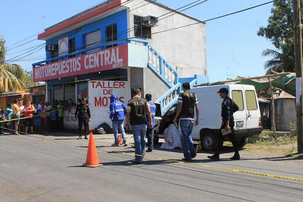 El cadáver del comerciante quedó a pocos metros de su negocio. (Foto Prensa Libre: Enrique Paredes)