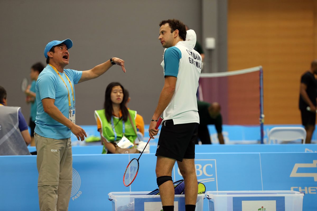 Kevin Cordón recibe instrucciones de su entrenador, José María SolÍs, en uno de los duelos en Toronto. (Foto Prensa Libre: Cortesía COG)
