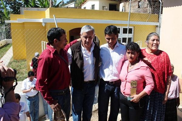 Erick Barrondo y sus padres conversan con el gobernante. (Foto Prensa Libre: Eduardo Sam)<br _mce_bogus="1"/>
