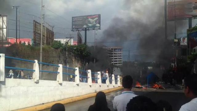 La protesta de transportistas provocó congestionamiento vehicular este martes por la tarde. (Foto Prensa Libre)