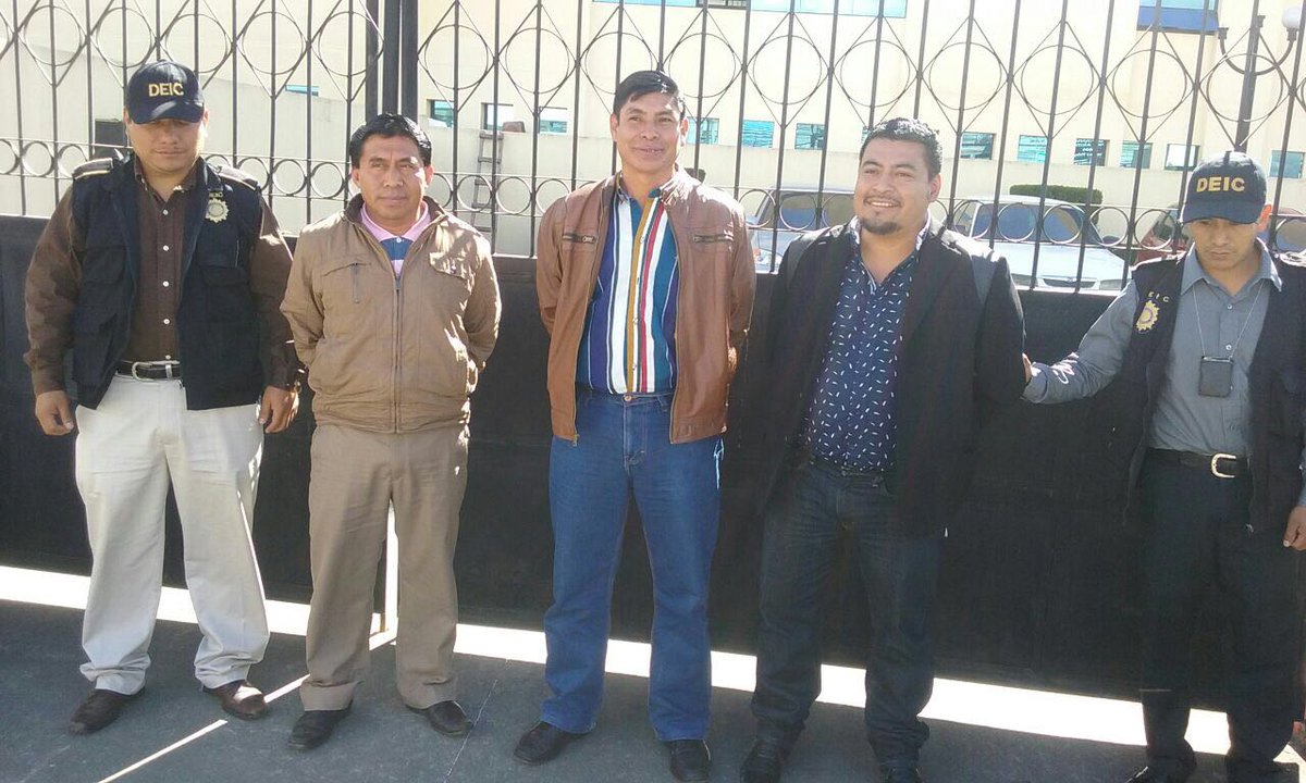 Los tres funcionarios ediles detenidos en San Miguel Siguilá. (Foto Prensa Libre: PNC).