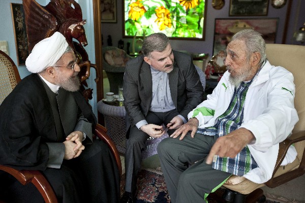 Fidel Castro, (d) conversa con el presidente iraní, Hassan Rouhani en La Habana, Cuba. (Foto Prensa Libre: AFP)
