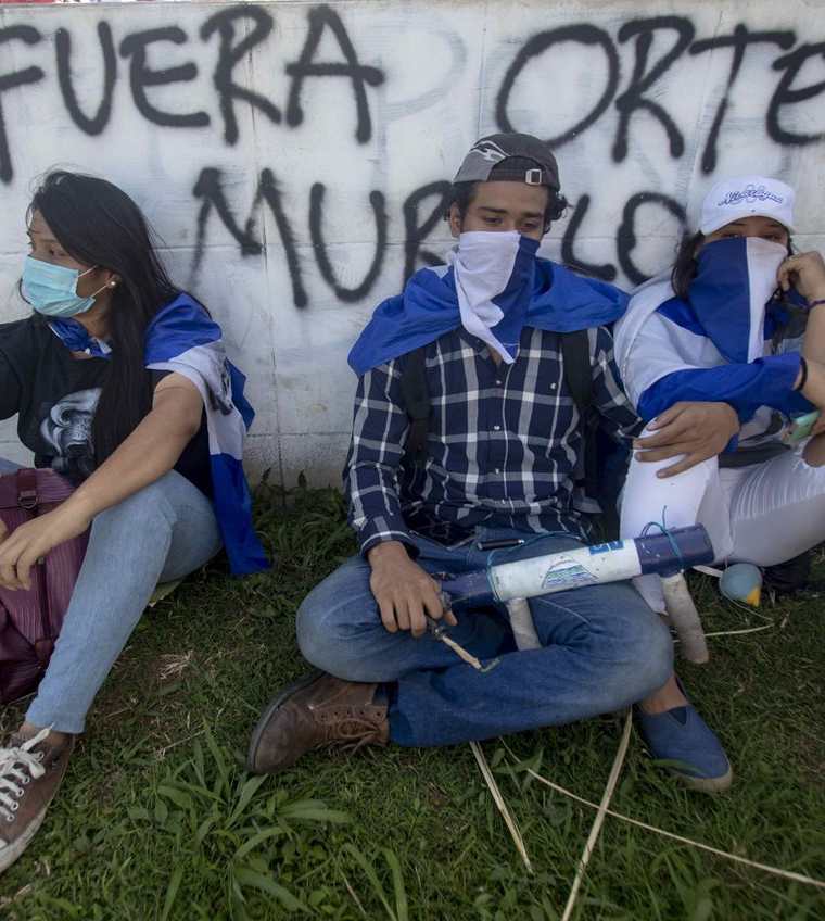 Jóvenes nicaragüenses participan la marcha para exigir libertad por los presos políticos, en Managua, Nicaragua. (EFE)