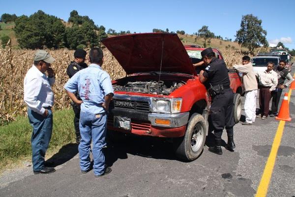 Las fuerzas de seguridad revisan carros y documentación para tratar de ubicar vehículos robados. (Foto Prensa Libre: Ángel Julajuj)<br _mce_bogus="1"/>