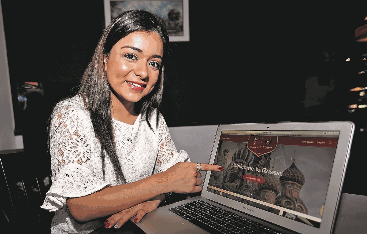 Alejandra María es una de las guatemaltecas que estarán en el Mundial de Rusia, en el departamento de Comunicación. (Foto Prensa Libre: Edwin Fajardo)