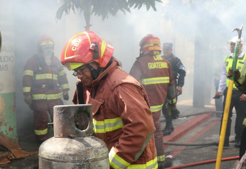 Los bomberos también revisaron los cilindros de gas. (Foto, Prensa Libre: Twitter de Bomberos Municipales).