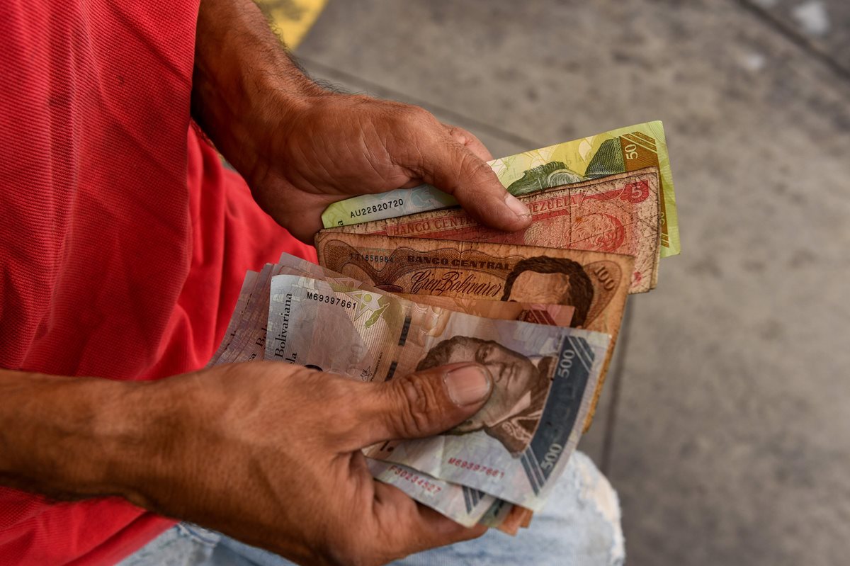 Las recientes medidas anunciadas por el presidente venezolano, Nicolás Maduro, que incluyen suprimir cinco ceros a la moneda, son "insuficientes". (Foto Prensa Libre: AFP)