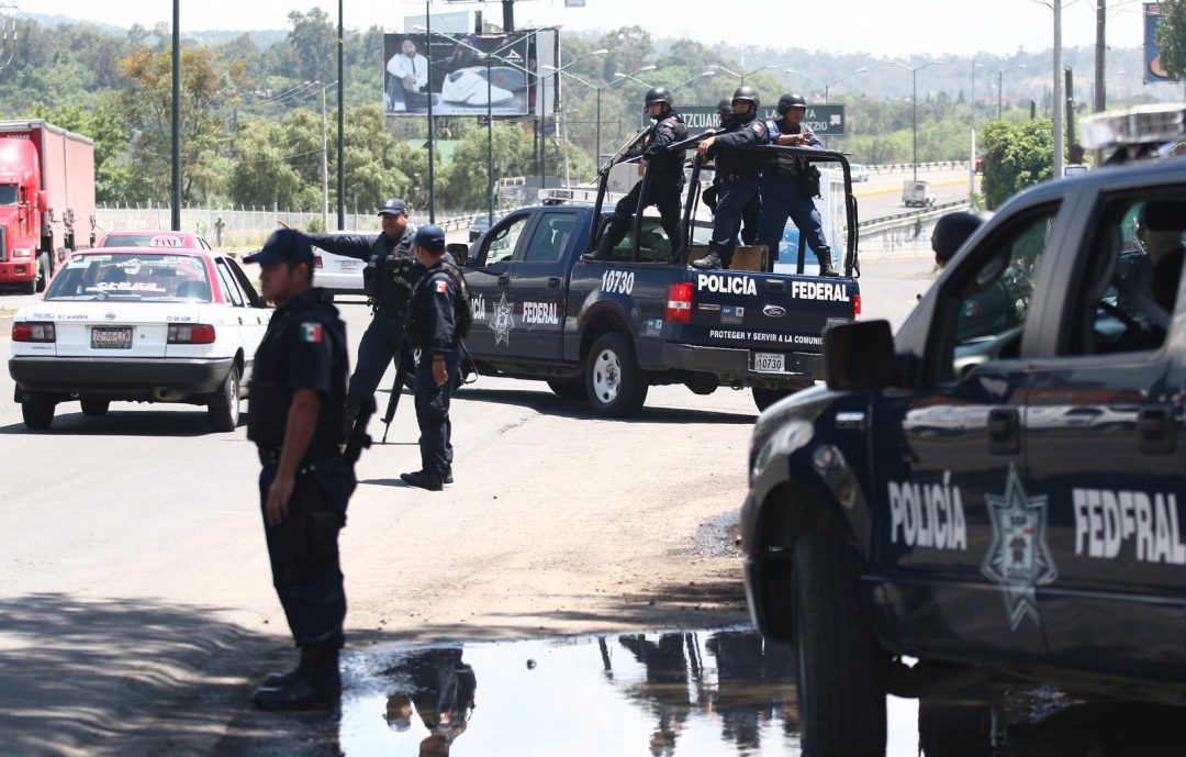 La Policía Federal mexicana participa en uno de los retenes en Michoacán. (Foto Prensa Libre: EFE)